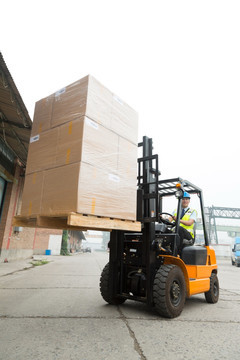 工人搬运货物与运输设备租赁服务 高效物流解决方案