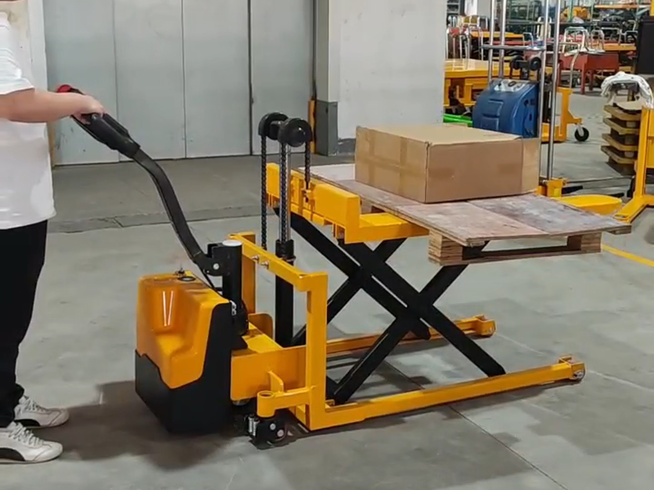 告别肩挑背扛 现代装卸设备如何以智能高效重塑物流作业